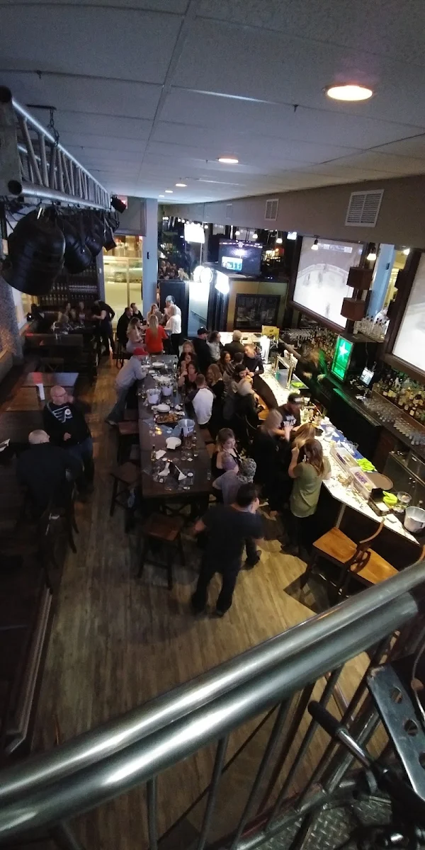 Vibe, The Squire Pub & Grill