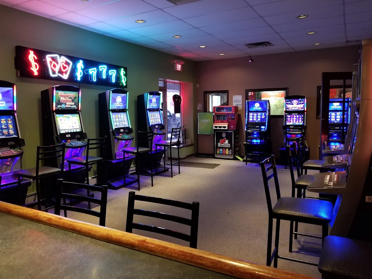 Vibe, Hugo's Bar & Grill