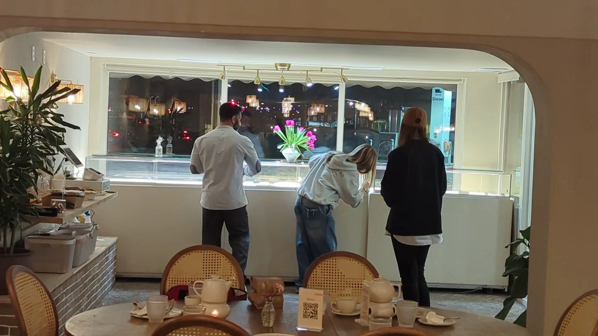 Vibe, Velora Café Pâtisserie