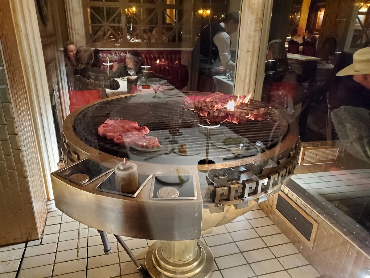 Vibe, Caesar's Steak House & Lounge