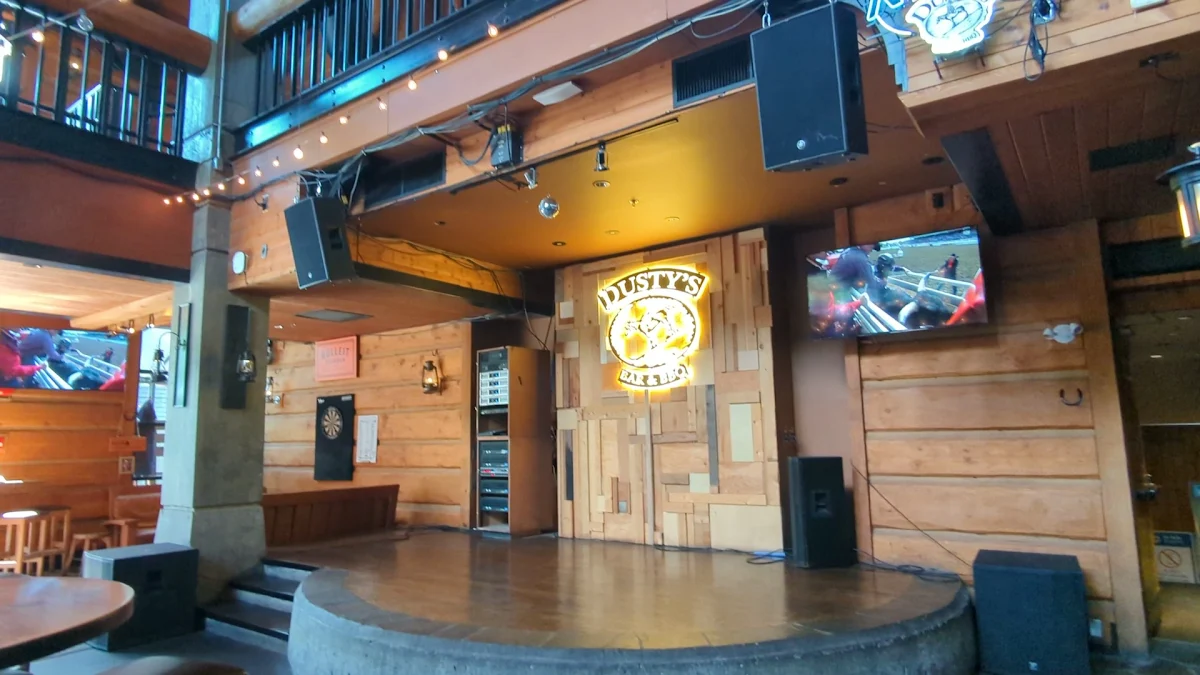 Vibe, Dusty's Bar & BBQ