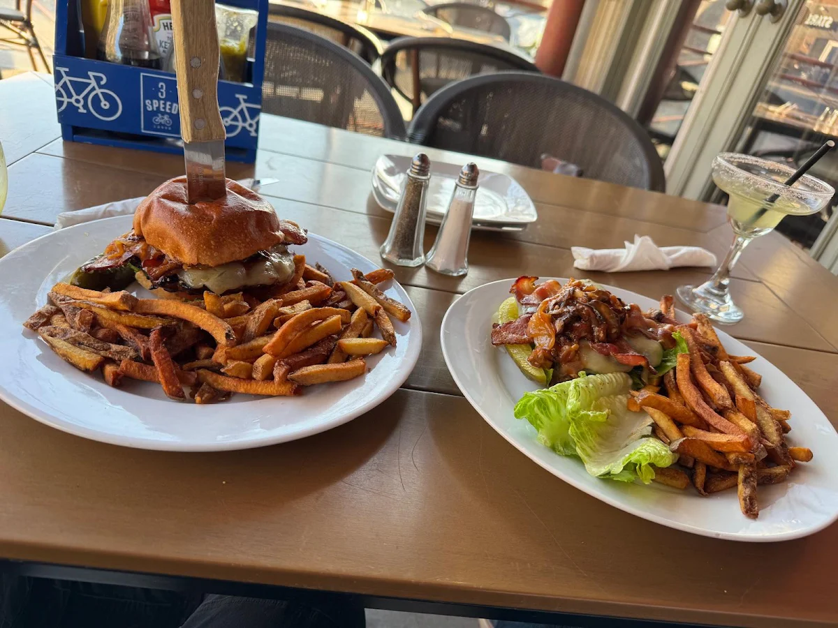 Food & drink, Safari Bar and Grill 1749 Avenue Rd