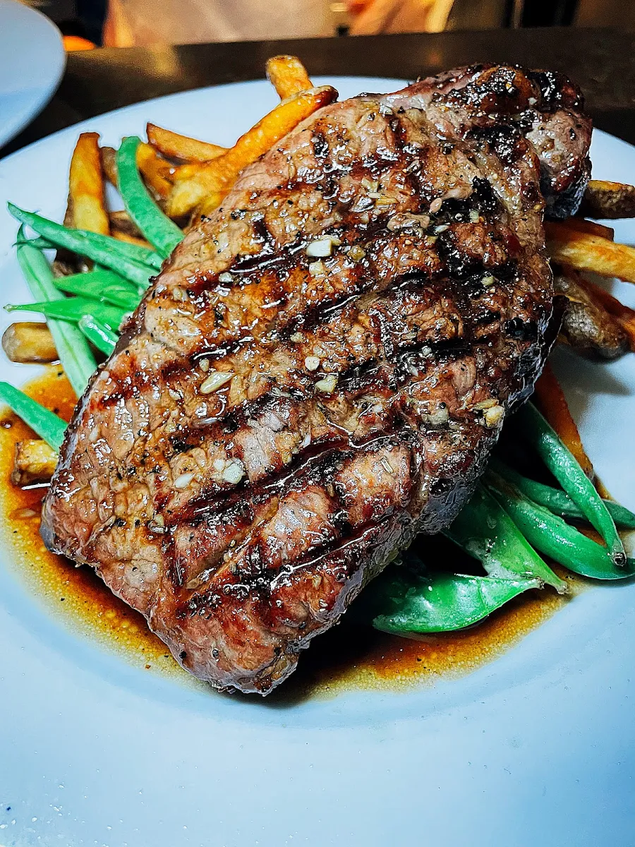 Food & drink, Safari Bar and Grill 1749 Avenue Rd