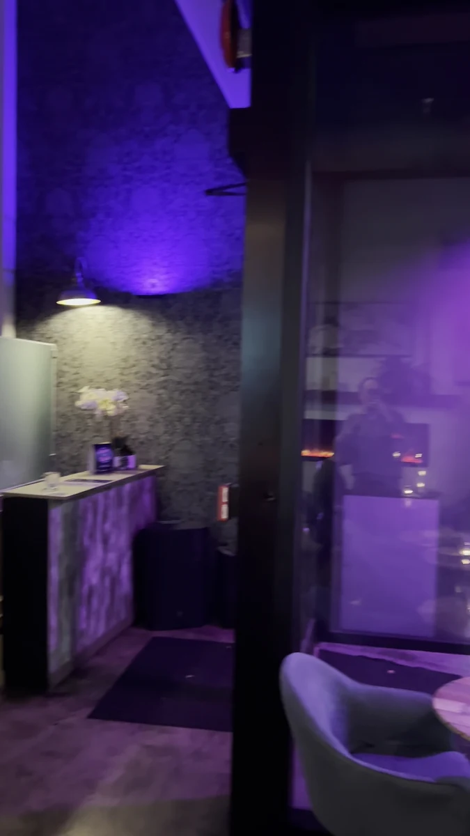 Vibe, Chit Chat Burger Bar