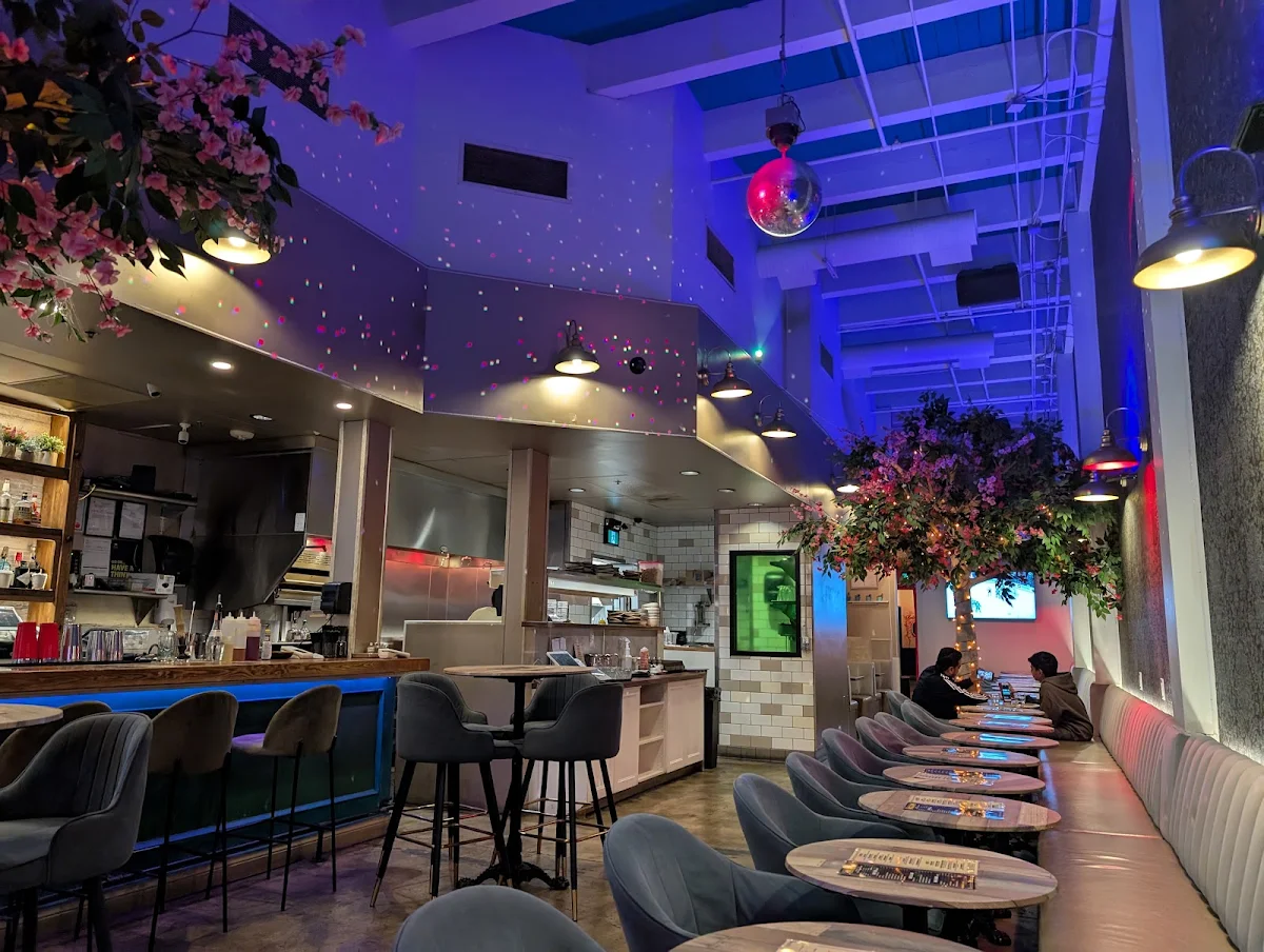 Vibe, Chit Chat Burger Bar