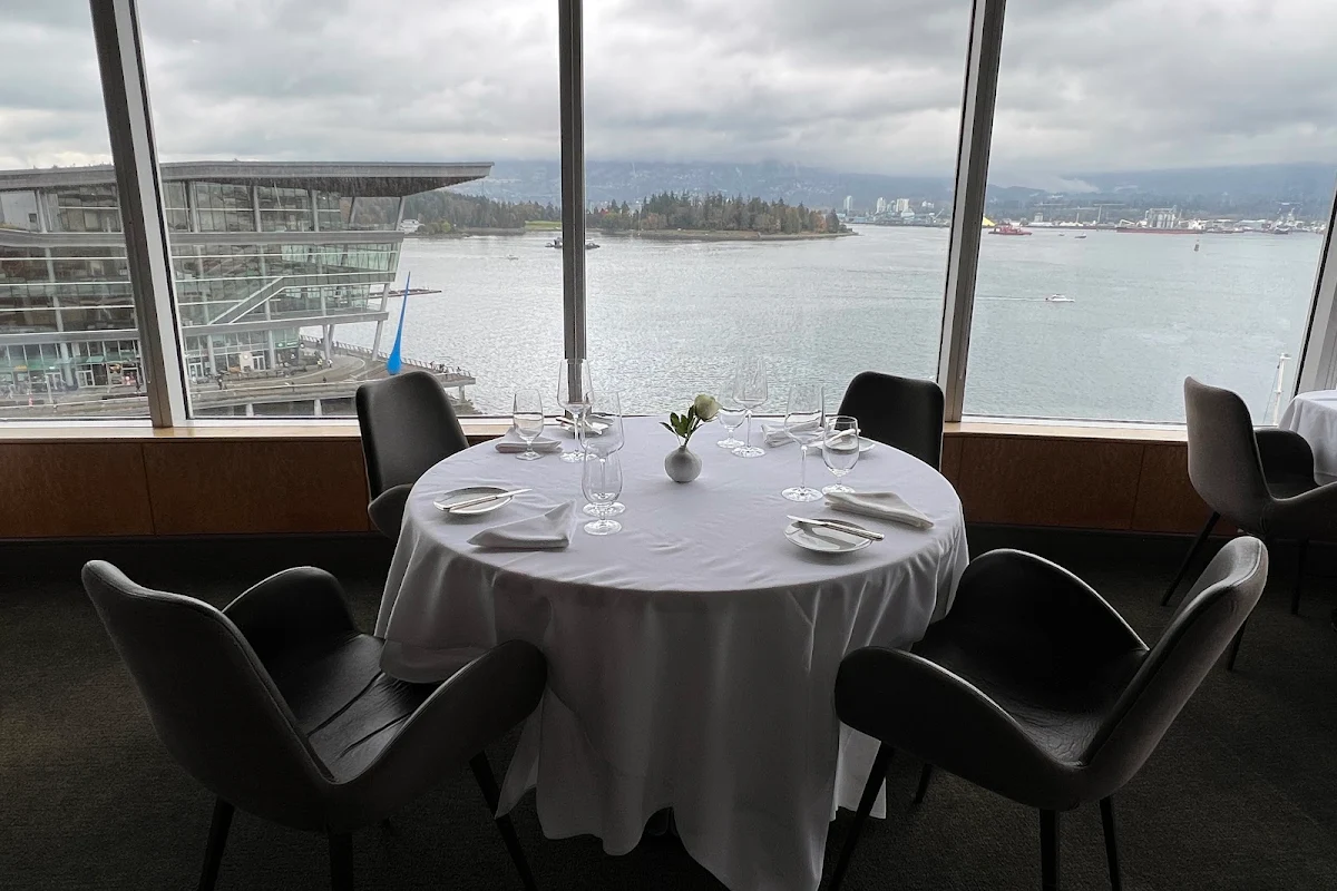 Vibe, Five Sails Restaurant