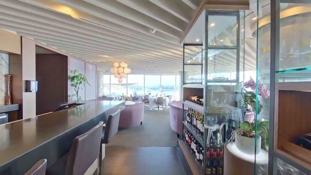 Vibe, Five Sails Restaurant