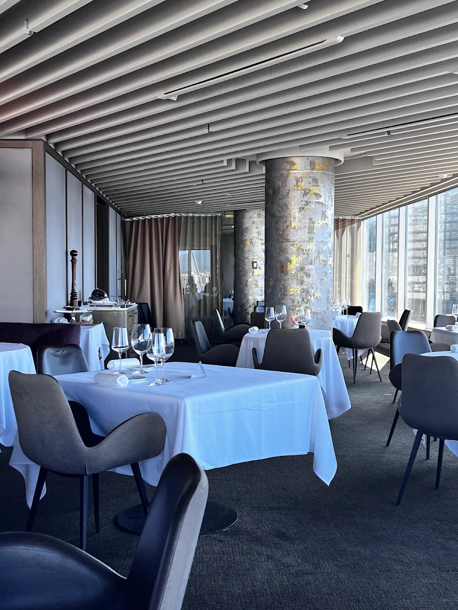 Vibe, Five Sails Restaurant