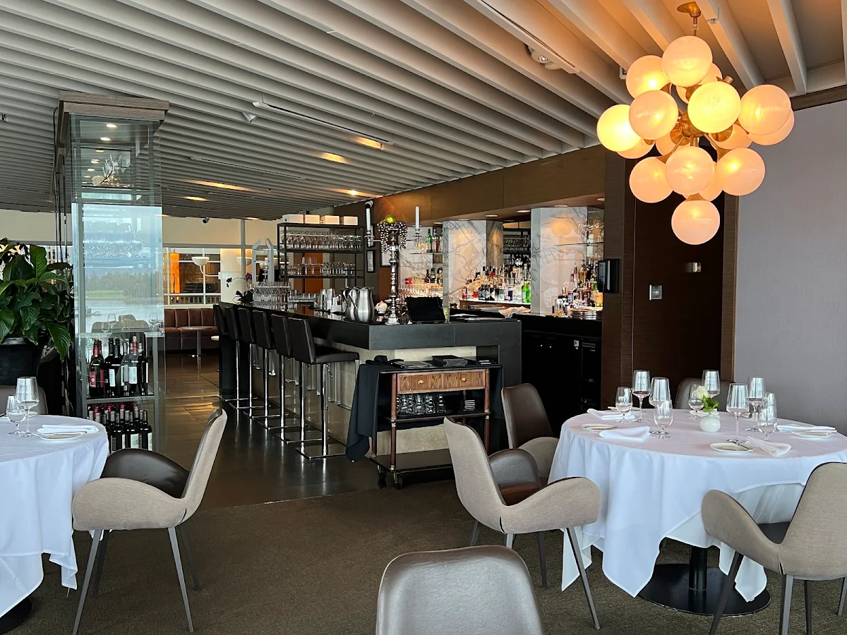 Vibe, Five Sails Restaurant