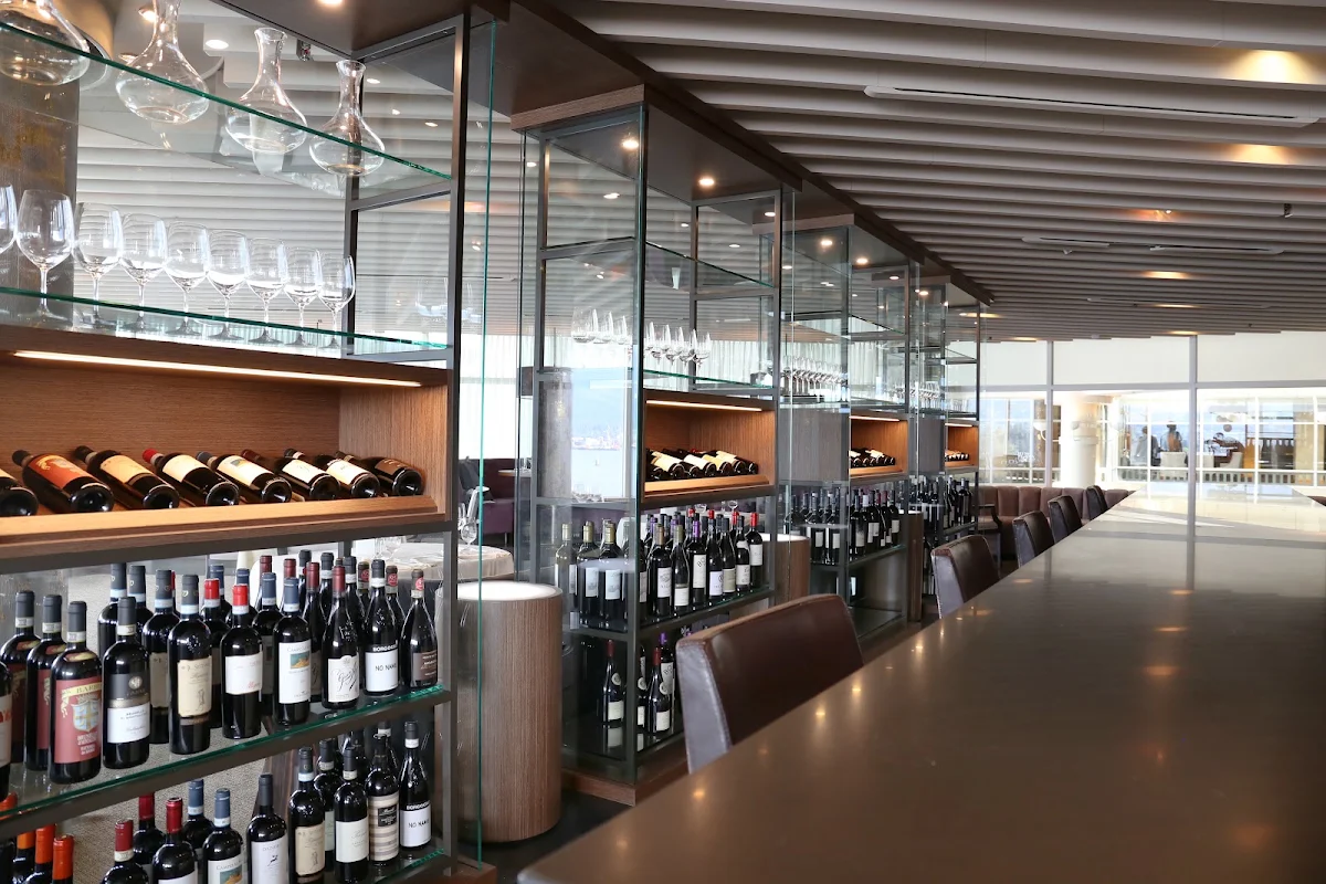 Vibe, Five Sails Restaurant