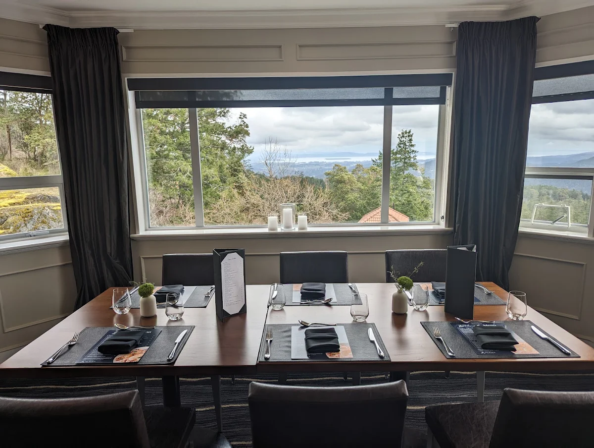 Vibe, Alpina Restaurant at Villa Eyrie Resort