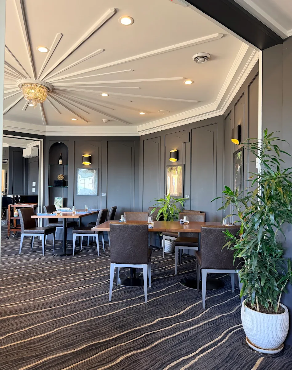 Vibe, Alpina Restaurant at Villa Eyrie Resort