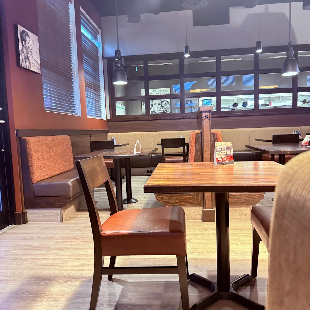 Vibe, MR MIKES SteakhouseCasual