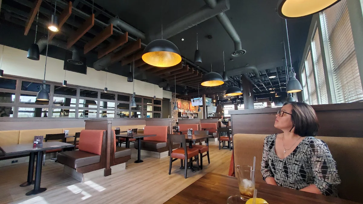Vibe, MR MIKES SteakhouseCasual