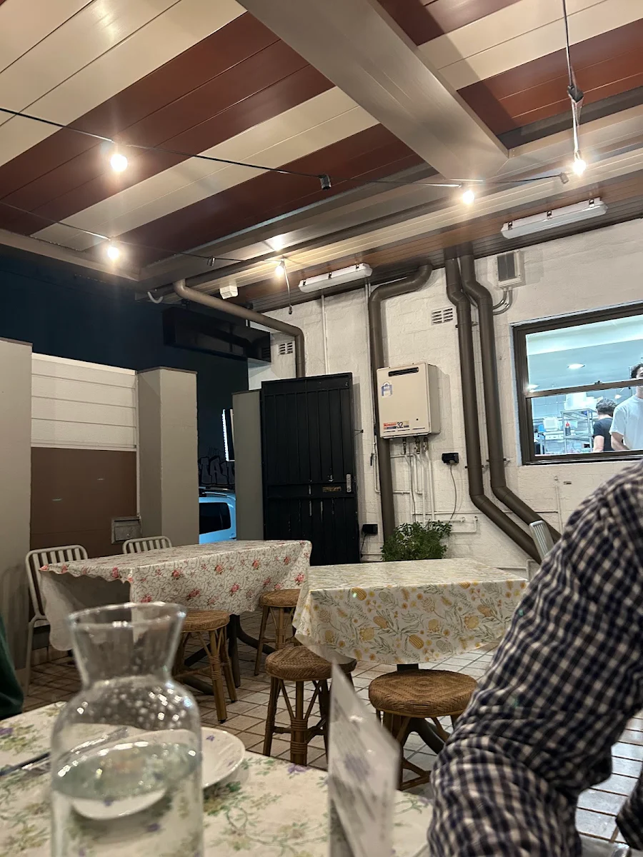 Vibe, Emma's Snack Bar
