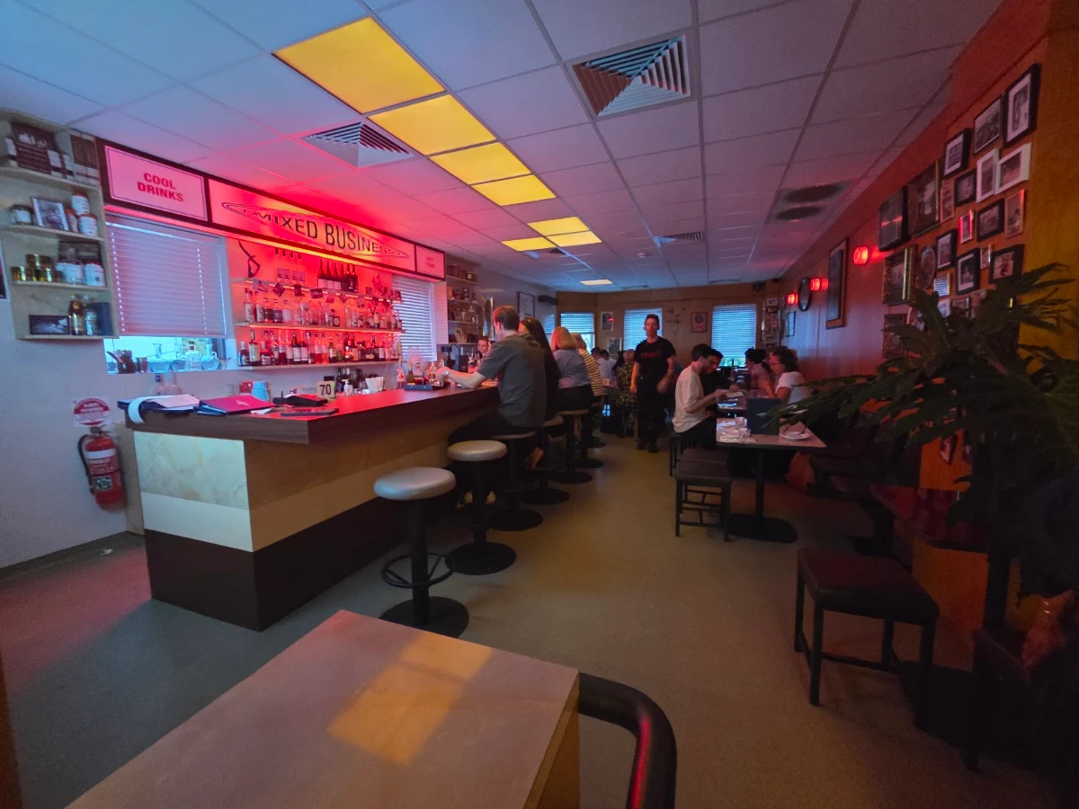 Vibe, Emma's Snack Bar