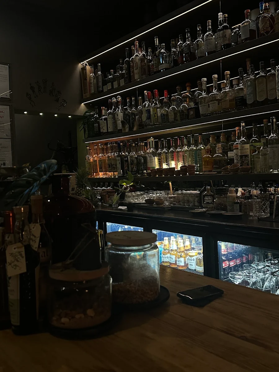 Vibe, Amigos y Familia Hardware Lane