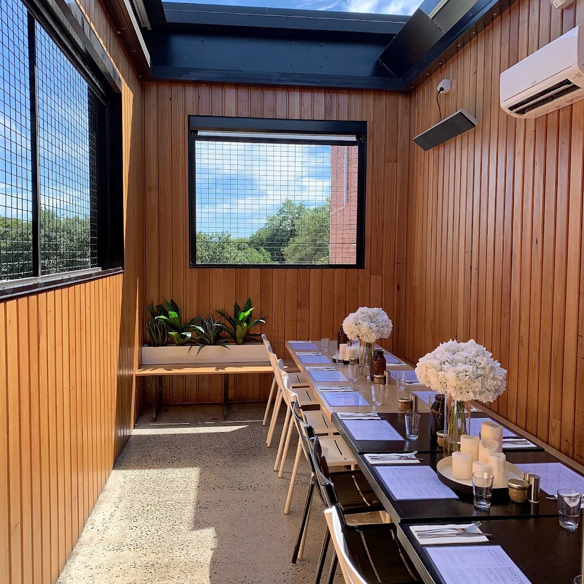 Vibe, Hutch & Co Cafe