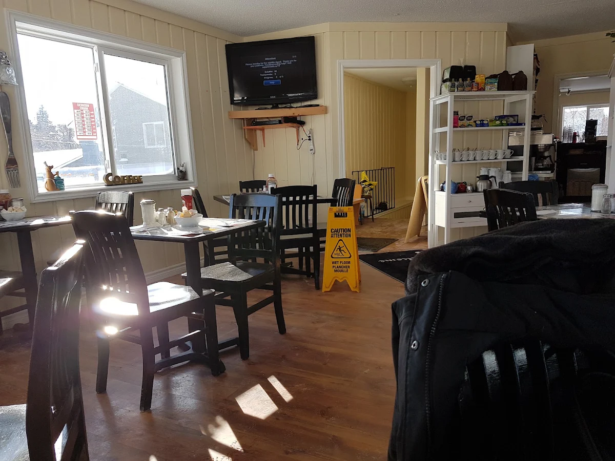 Vibe, Tilly's By The Bay Café & Bakery