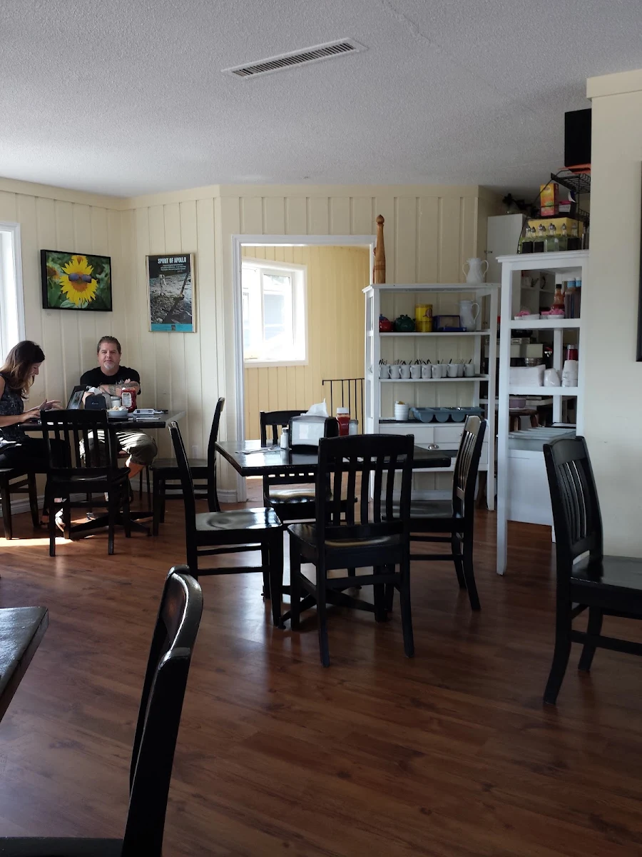 Vibe, Tilly's By The Bay Café & Bakery