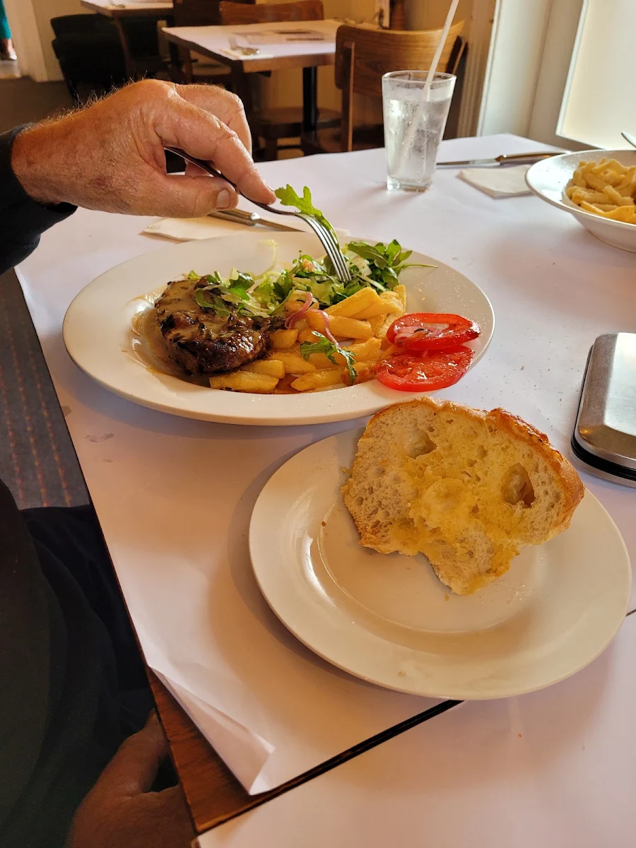 Food & drink, Inverleigh Hotel