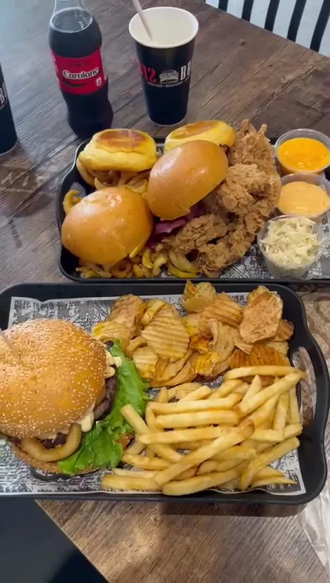 Food & drink, B12 Burger NDG
