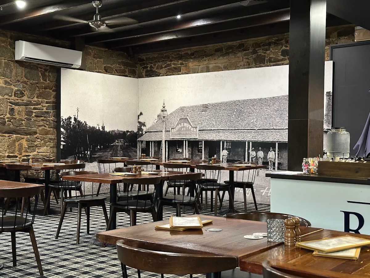 Vibe, Riverina Hotel