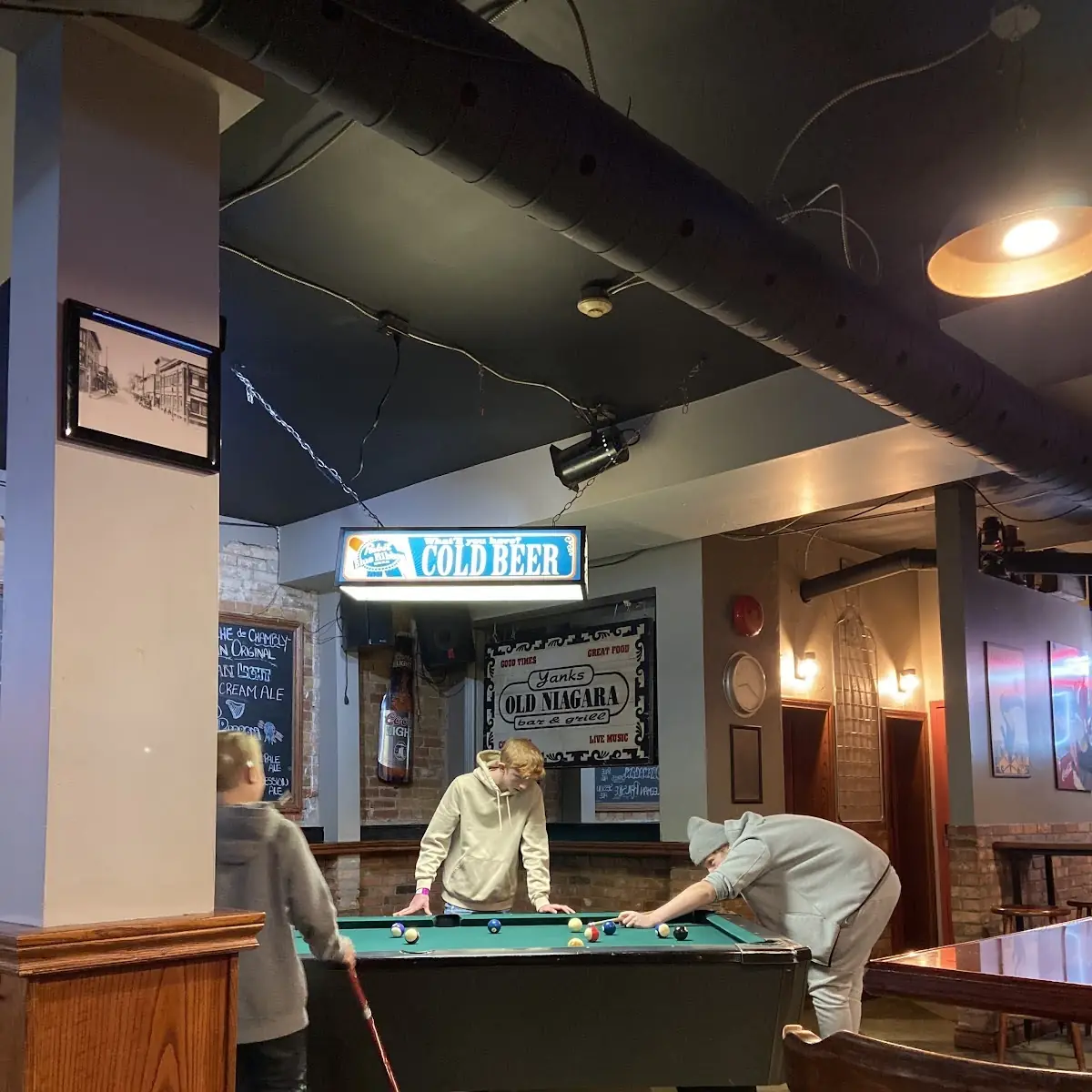 Vibe, Yank's Old Niagara Bar & Grill