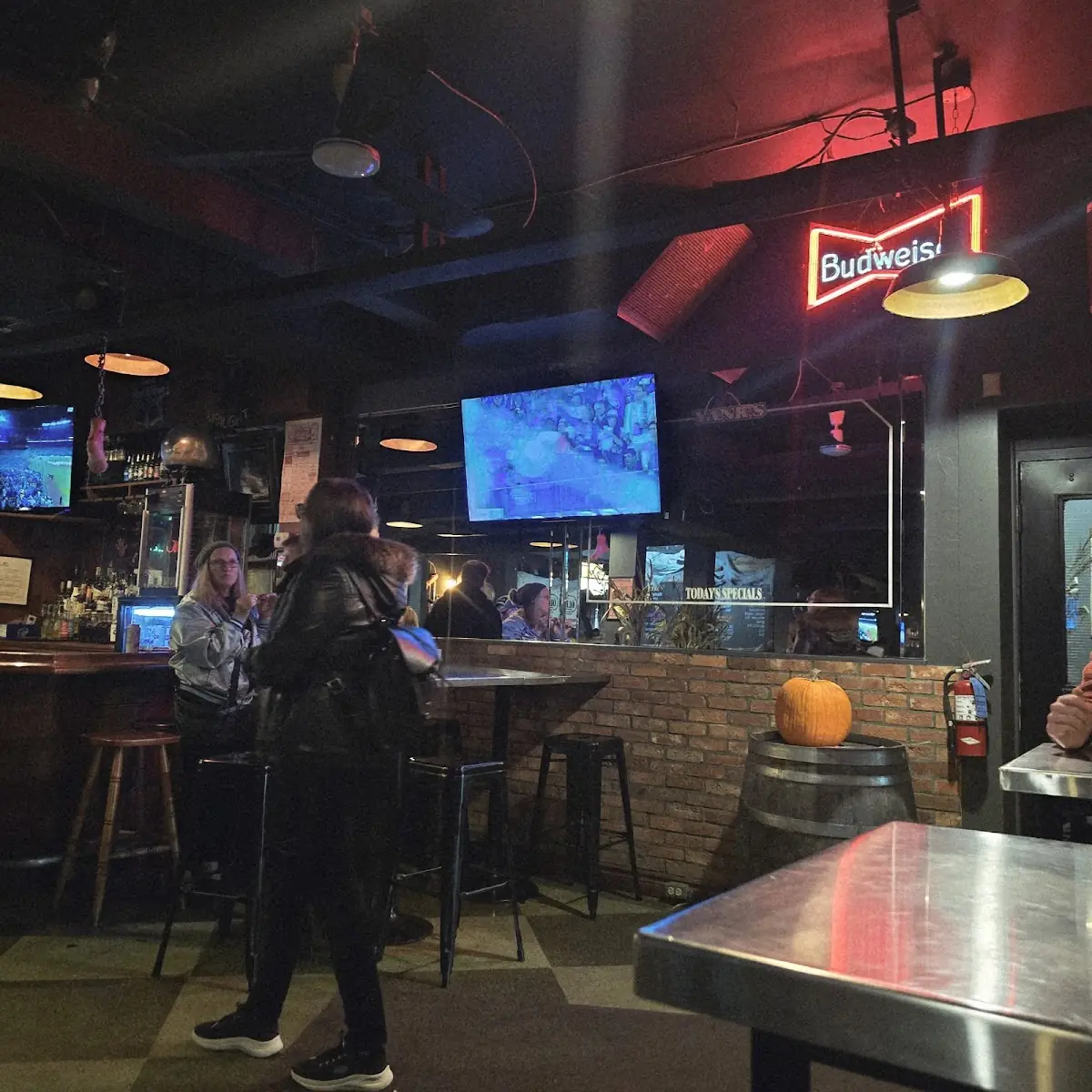 Vibe, Yank's Old Niagara Bar & Grill