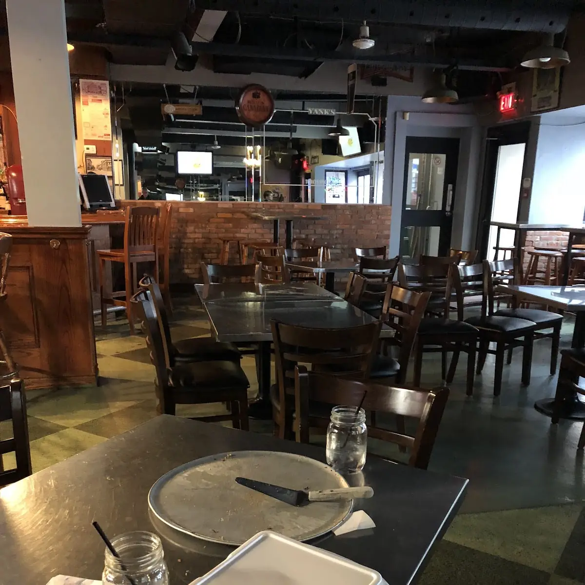 Vibe, Yank's Old Niagara Bar & Grill