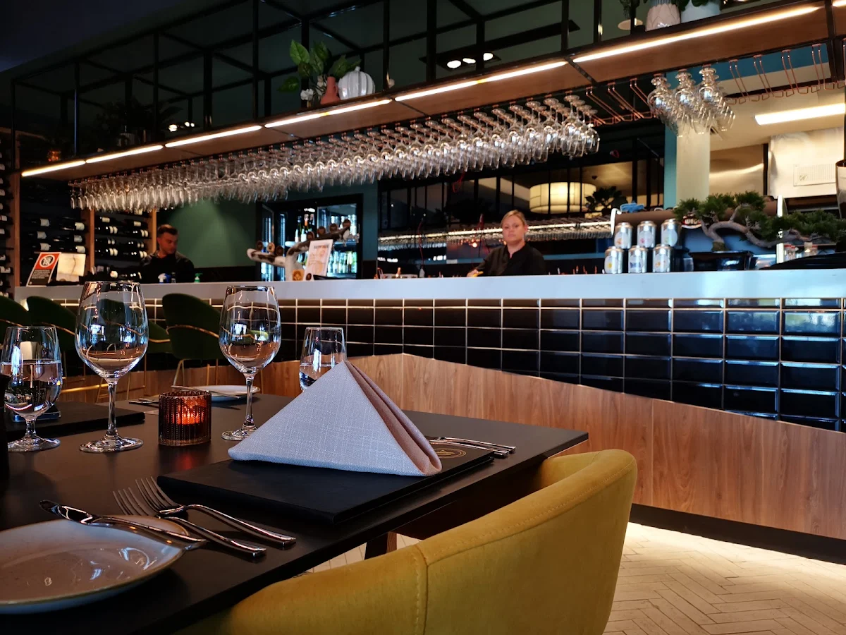 Vibe, Whitney’s Restaurant & Bar