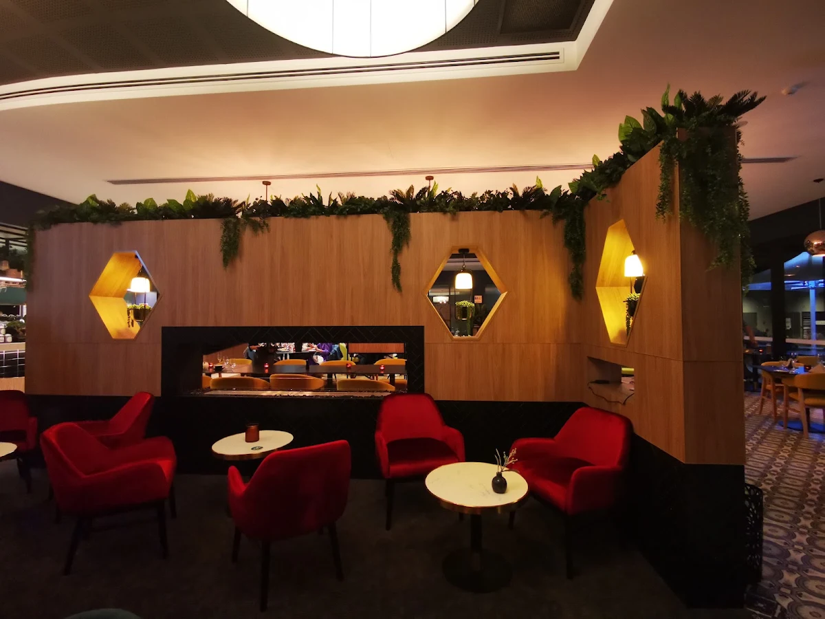 Vibe, Whitney’s Restaurant & Bar