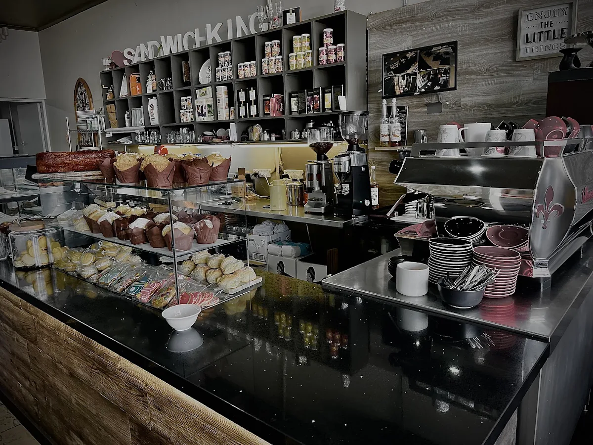 Vibe, Sandwich King Cafe