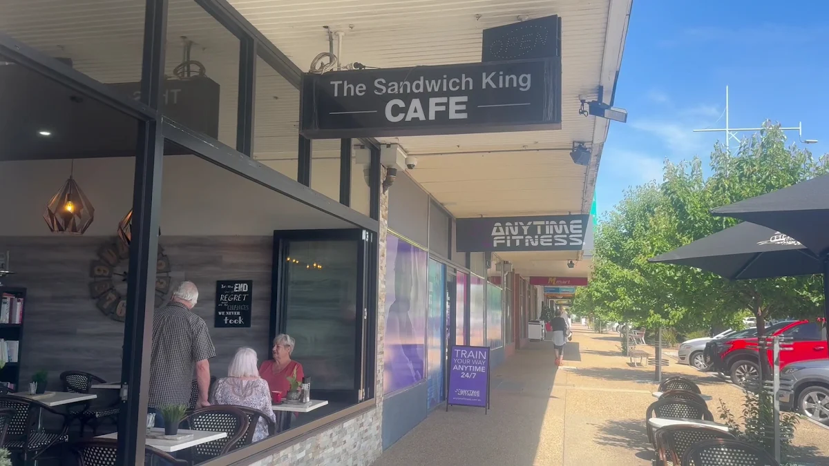 Vibe, Sandwich King Cafe