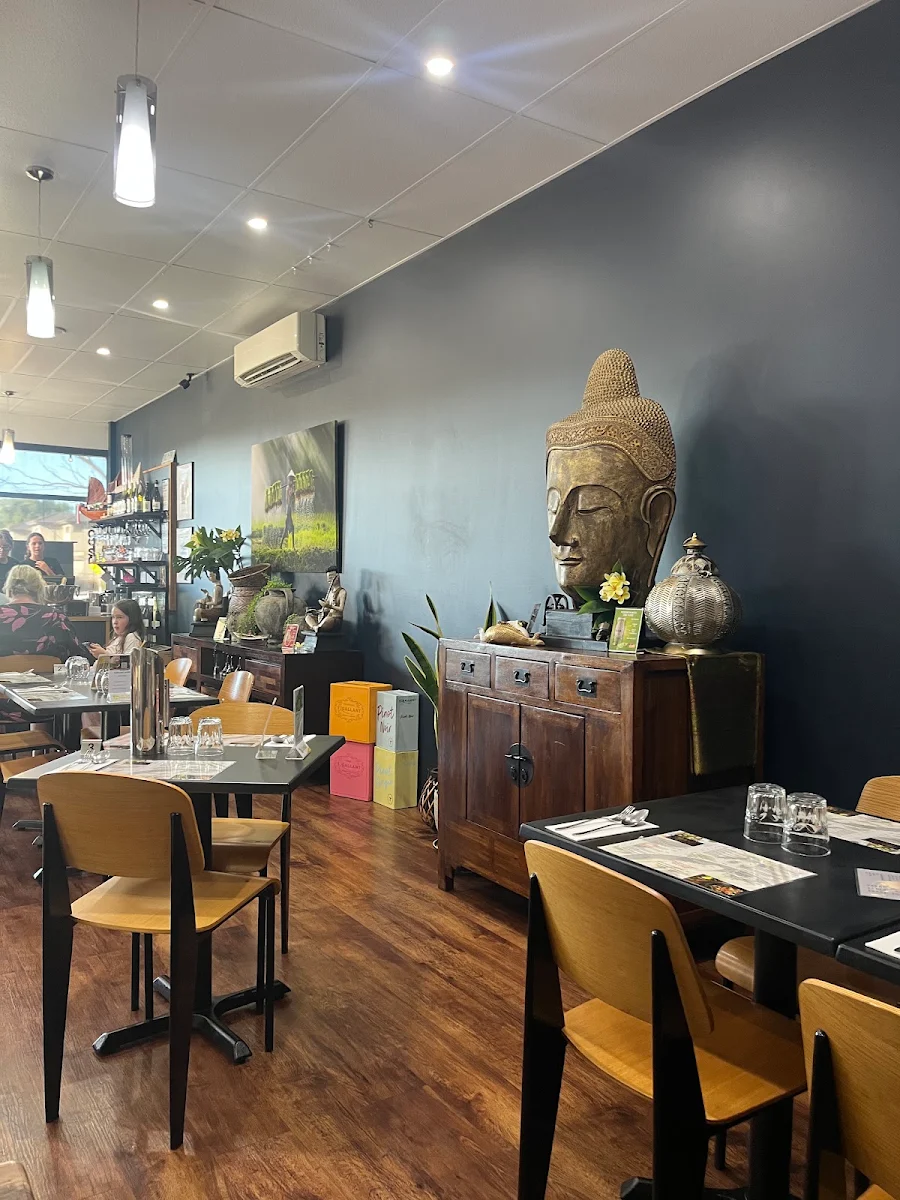 Vibe, POJ'S CHARM THAI RESTAURANT AND CAFE