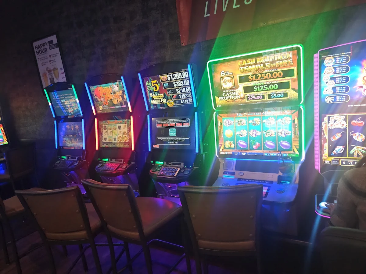 Vibe, Smitty's Restaurant & Lounge - Winnipeg Garden City