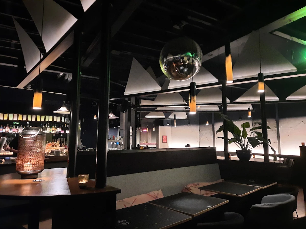 Vibe, Sonder Bar