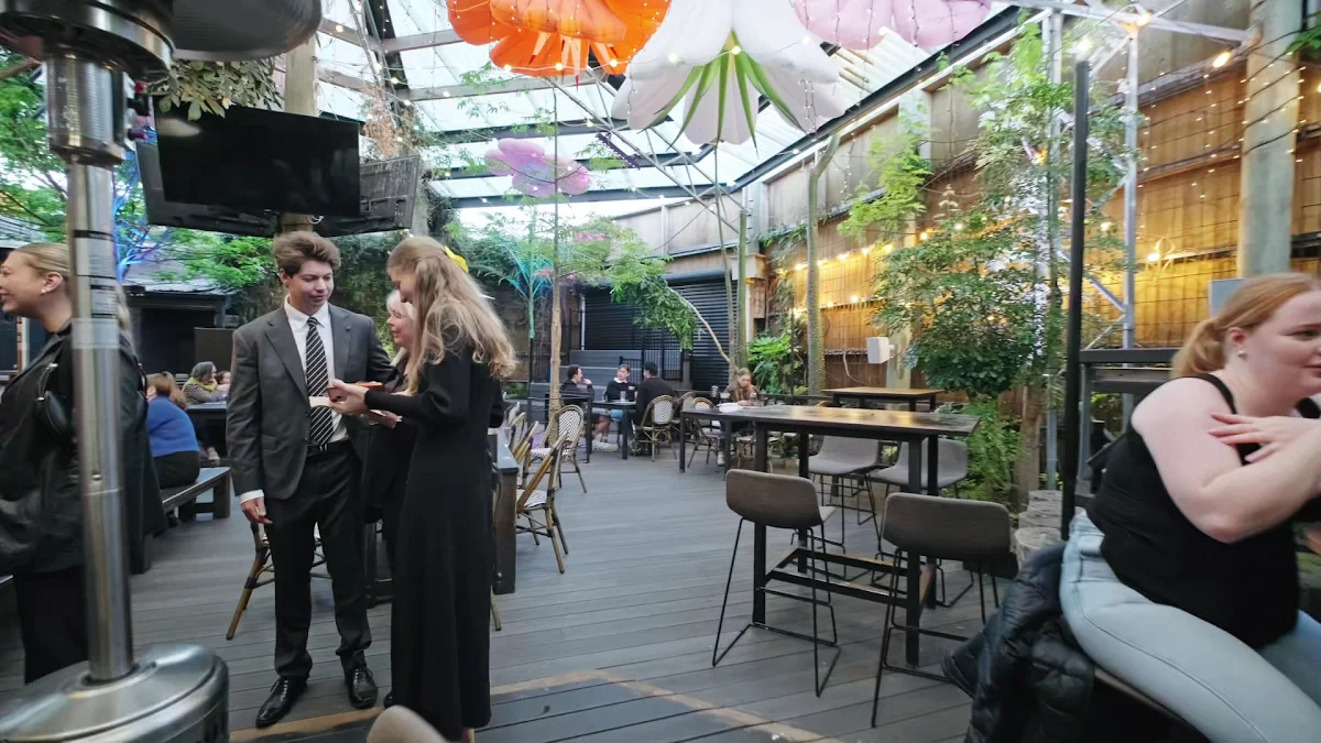 Vibe, Sonder Bar