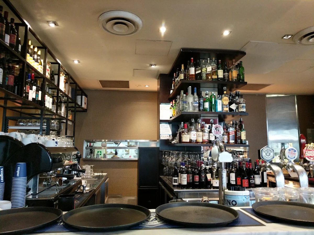 Vibe, Renzo's Bar