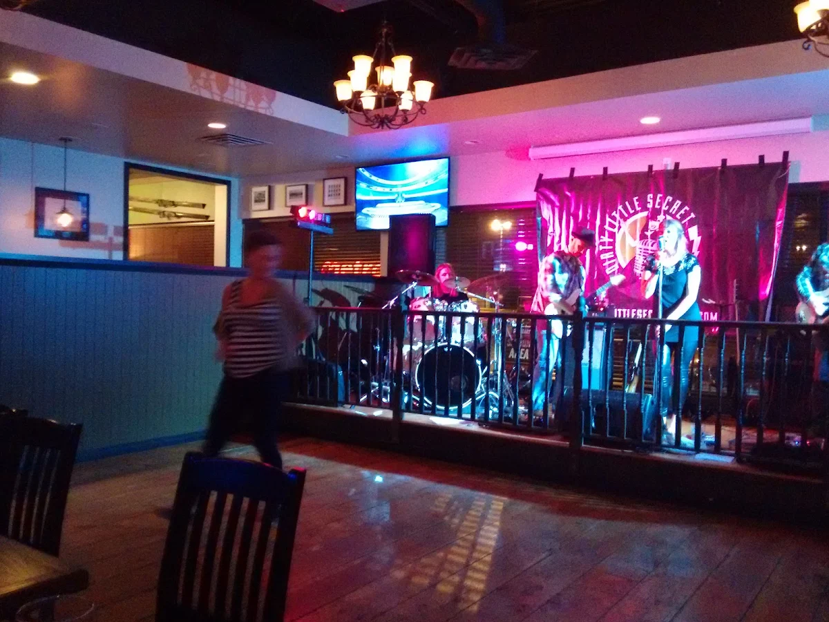 Vibe, Moose McGuire's Huntclub