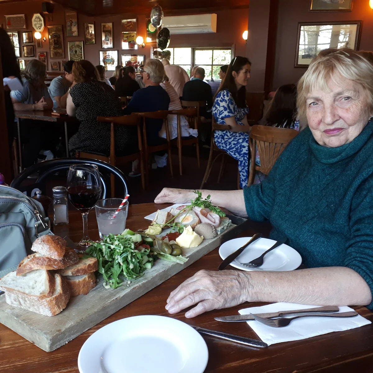 Food & drink, The Pig & Whistle Tavern Main Ridge