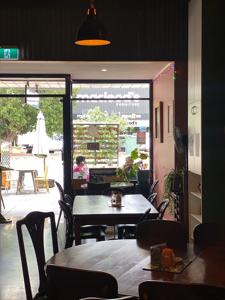 Vibe, Rubony’s Cafe