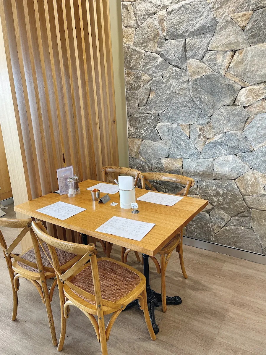 Vibe, L'Anse French Café & Croissanterie