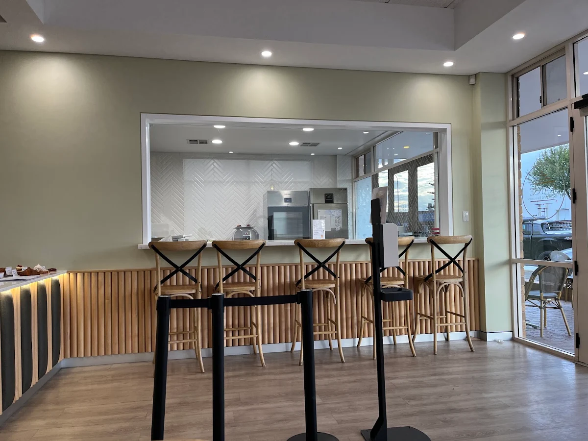 Vibe, L'Anse French Café & Croissanterie