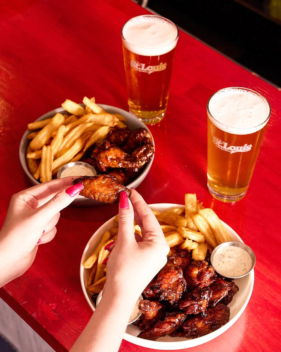 Food & drink, St. Louis Bar & Grill