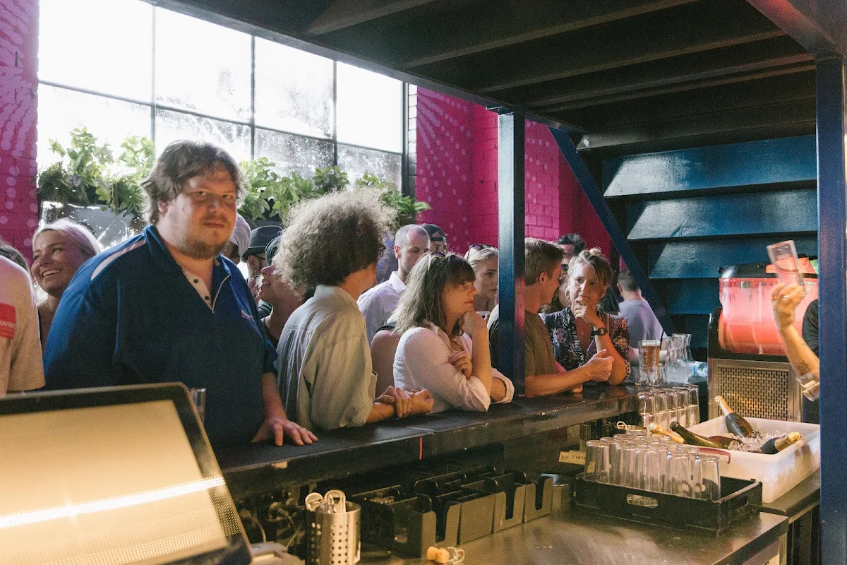 Vibe, Evies Disco Diner