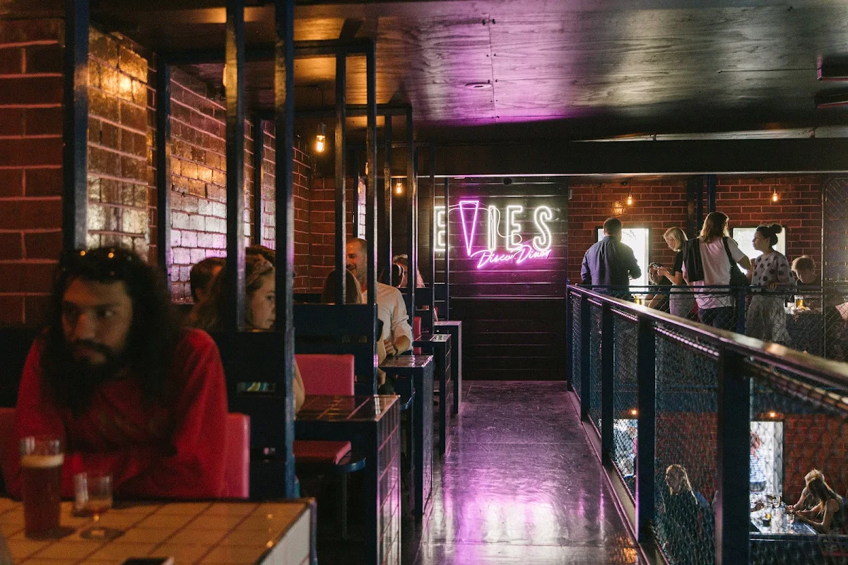 Vibe, Evies Disco Diner