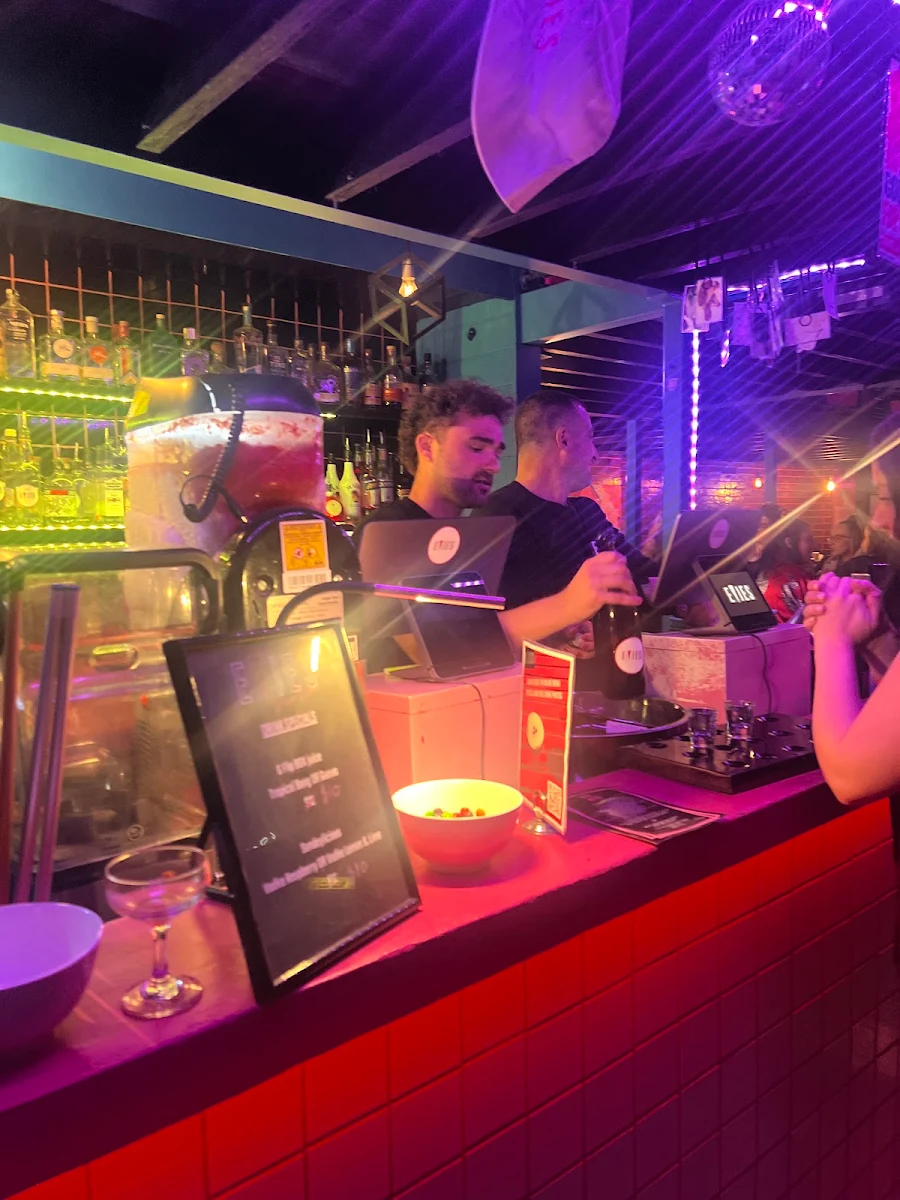 Vibe, Evies Disco Diner