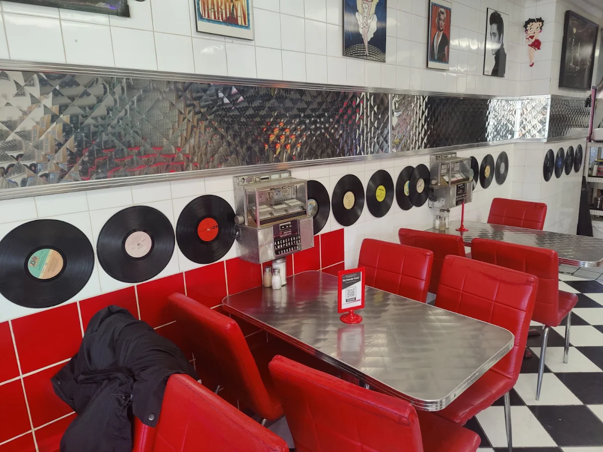 Vibe, Diamond's Grill