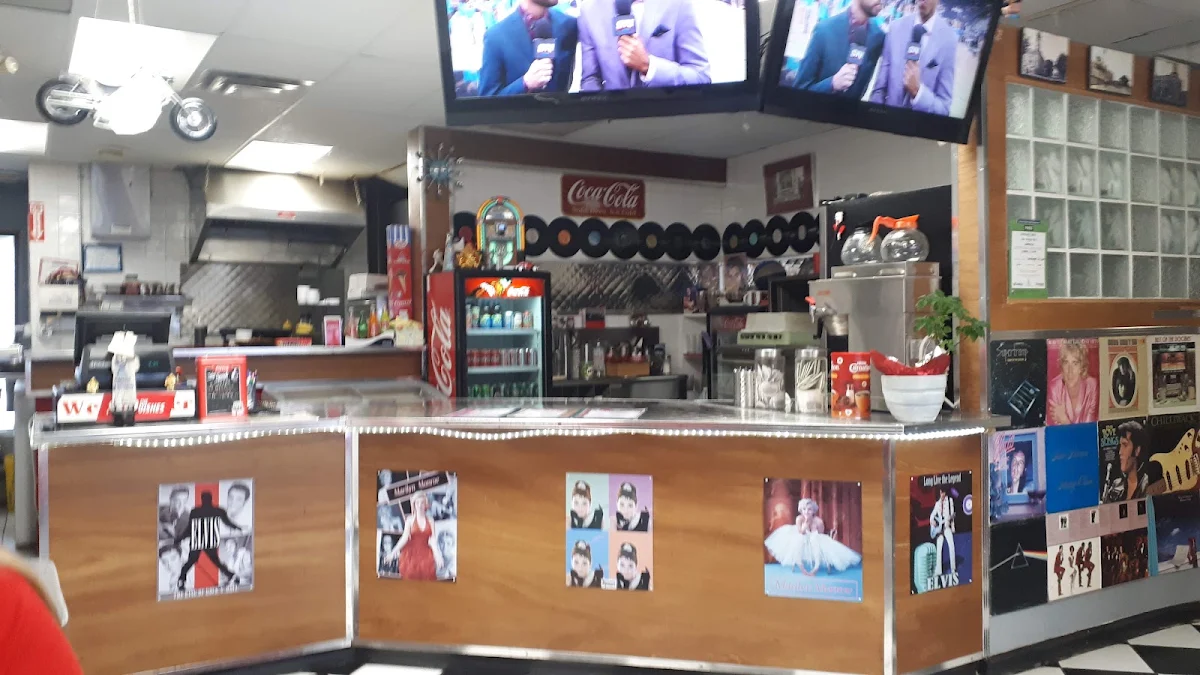 Vibe, Diamond's Grill